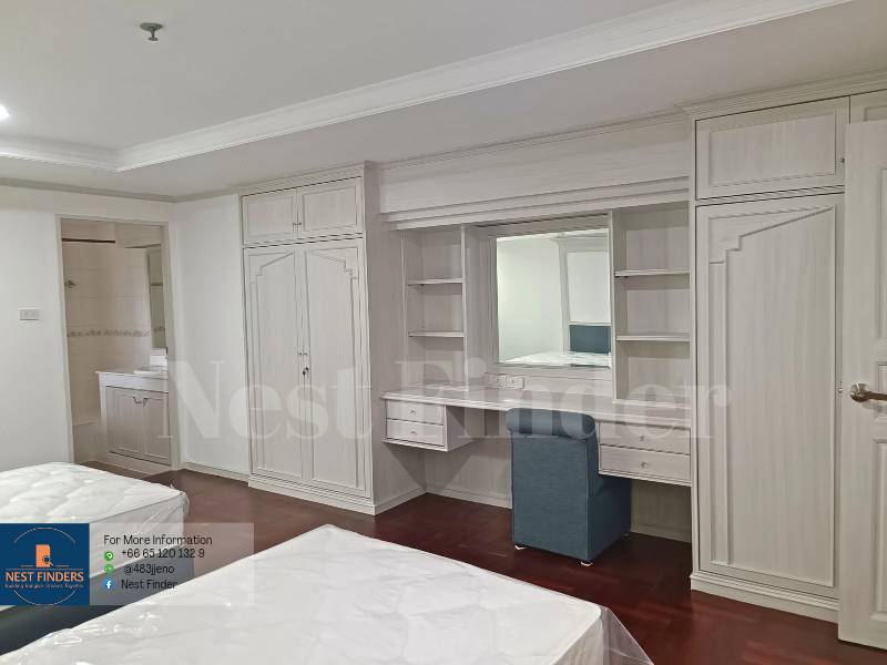 For RentCondoSukhumvit, Asoke, Thonglor : 3-Bedroom Plus Pet Friendly Apartment for Rent at Sukhumvit 49