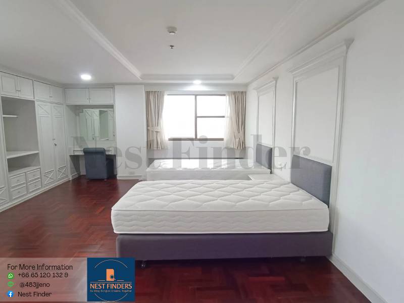 For RentCondoSukhumvit, Asoke, Thonglor : 3-Bedroom Plus Pet Friendly Apartment for Rent at Sukhumvit 49