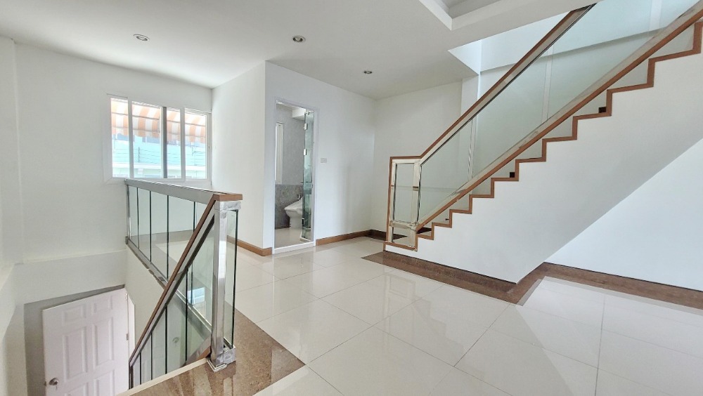 For RentShop HouseRatchadapisek, Huaikwang, Suttisan : HK0067😊 For RENT For rent, 3-storey commercial building, 🚪2 bedrooms🚄near MRT Huai Khwang🏢Huai Khwang🔔House area: 16 sq m🔔Usable area: 160 sq m.💲Rent: 45,000฿📞O99-5919653,O65-9423251✅LineID:@sureresidence