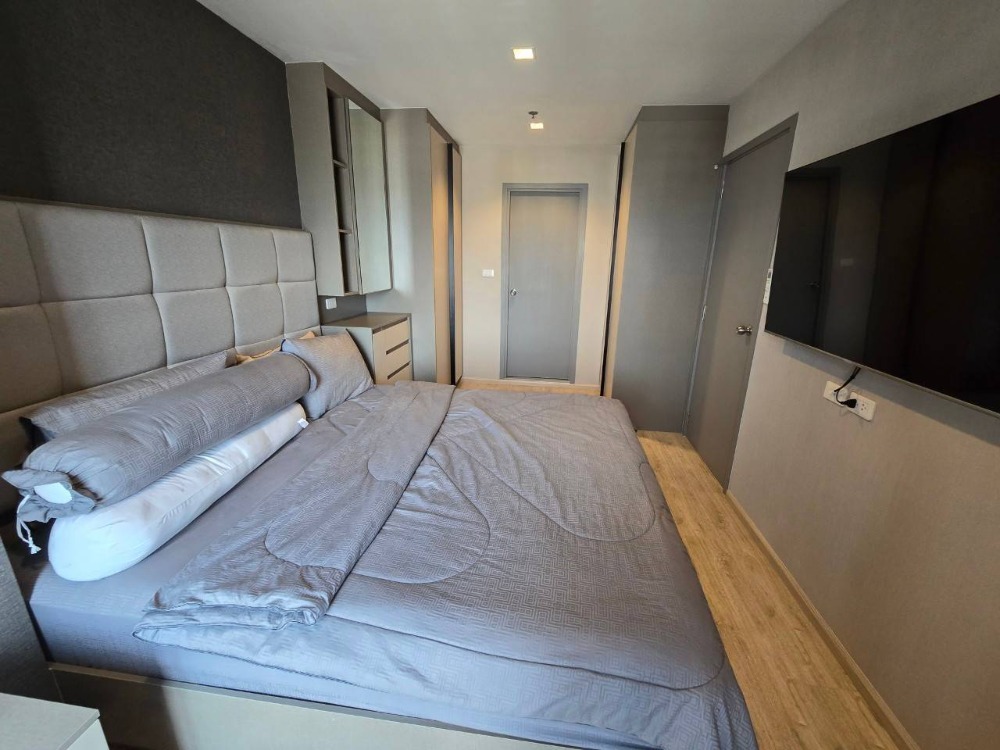 For SaleCondoWongwianyai, Charoennakor : For sale: Ideo Sathorn-Wongwian Yai, the largest room type in the project -7-11: 100 m., Charoen Rat Market: 600 m., Wongwian Yai Platform: 1 km., The Lighthouse: 1.5 km., ICONsiam: 1.8 km., Vue: 2 km., SENA fest: 3.2 km., Robinson Bangrak, The Mall