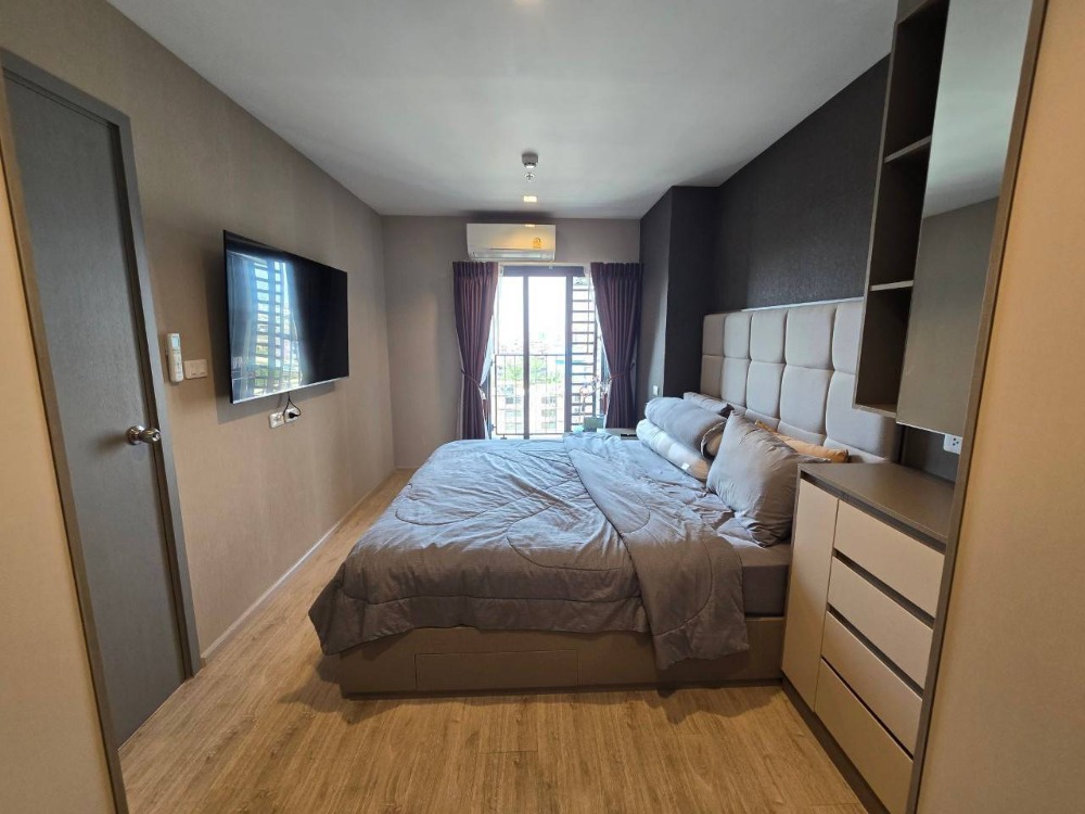 For SaleCondoWongwianyai, Charoennakor : For sale: Ideo Sathorn-Wongwian Yai, the largest room type in the project -7-11: 100 m., Charoen Rat Market: 600 m., Wongwian Yai Platform: 1 km., The Lighthouse: 1.5 km., ICONsiam: 1.8 km., Vue: 2 km., SENA fest: 3.2 km., Robinson Bangrak, The Mall