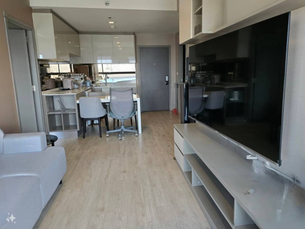 For SaleCondoWongwianyai, Charoennakor : For sale: Ideo Sathorn-Wongwian Yai, the largest room type in the project -7-11: 100 m., Charoen Rat Market: 600 m., Wongwian Yai Platform: 1 km., The Lighthouse: 1.5 km., ICONsiam: 1.8 km., Vue: 2 km., SENA fest: 3.2 km., Robinson Bangrak, The Mall