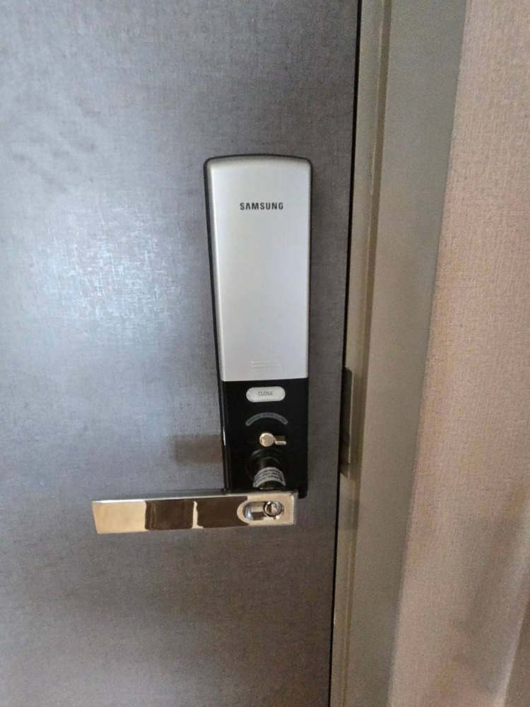 For SaleCondoWongwianyai, Charoennakor : For sale: Ideo Sathorn-Wongwian Yai, the largest room type in the project -7-11: 100 m., Charoen Rat Market: 600 m., Wongwian Yai Platform: 1 km., The Lighthouse: 1.5 km., ICONsiam: 1.8 km., Vue: 2 km., SENA fest: 3.2 km., Robinson Bangrak, The Mall