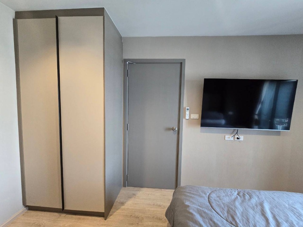 For SaleCondoWongwianyai, Charoennakor : For sale: Ideo Sathorn-Wongwian Yai, the largest room type in the project -7-11: 100 m., Charoen Rat Market: 600 m., Wongwian Yai Platform: 1 km., The Lighthouse: 1.5 km., ICONsiam: 1.8 km., Vue: 2 km., SENA fest: 3.2 km., Robinson Bangrak, The Mall