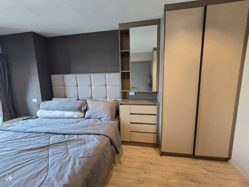 For SaleCondoWongwianyai, Charoennakor : For sale: Ideo Sathorn-Wongwian Yai, the largest room type in the project -7-11: 100 m., Charoen Rat Market: 600 m., Wongwian Yai Platform: 1 km., The Lighthouse: 1.5 km., ICONsiam: 1.8 km., Vue: 2 km., SENA fest: 3.2 km., Robinson Bangrak, The Mall