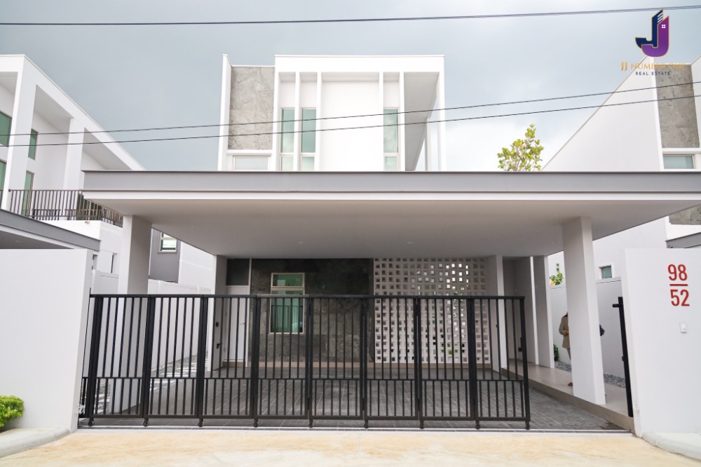 ขายบ้านปทุมธานี รังสิต ธรรมศาสตร์ : BEST OFFER หลุดดาวน์ เพียง 6.5 ล้าน (1หลังเท่านั้น พร้อมโอน) บ้านเดี่ยว 2 ชั้น โครงการบ้านชานไม้ รังสิต คลอง4 เนื้อที่ 67.3 ตารางวา พื้นที่ใช้สอย 260.77 ตารางเมตร 4 ห้องนอน 4 ห้องน้า 1 ห้องครัว 3 ที่จอดรถ