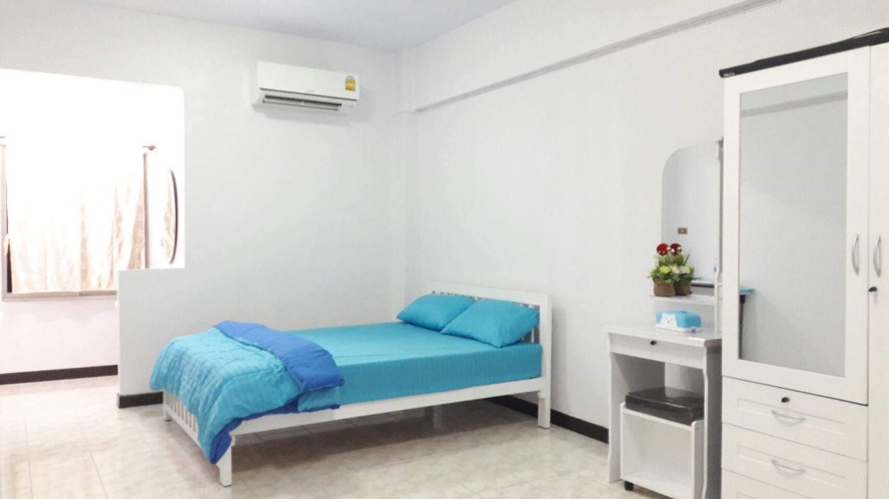 For RentCondoPattanakan, Srinakarin : For rent: Condo Phatthanakan Life, Soi Phatthanakan 25, convenient transportation, a variety of food