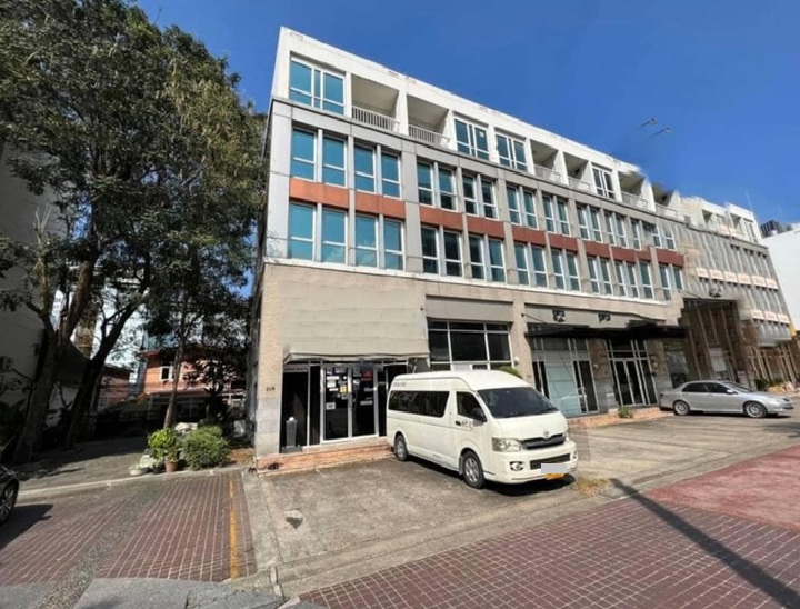 ให้เช่าโฮมออฟฟิศวงเวียนใหญ่ เจริญนคร : For Rent ให้เช่าอาคารสำนักงาน / อาคารพาณิชย์ 4.5 ชั้น / ริมถนนกรุงธนบุรี / ติด BTS วงเวียนใหญ่ / แอร์ 9 เครื่อง /  พื้นที่ใช้สอย 450 ตารางเมตร จอดรถหน้าอาคาร 3 คัน เหมาะเป็นสำนักงาน , คลินิกเสริมความงาม , อื่น ๆ