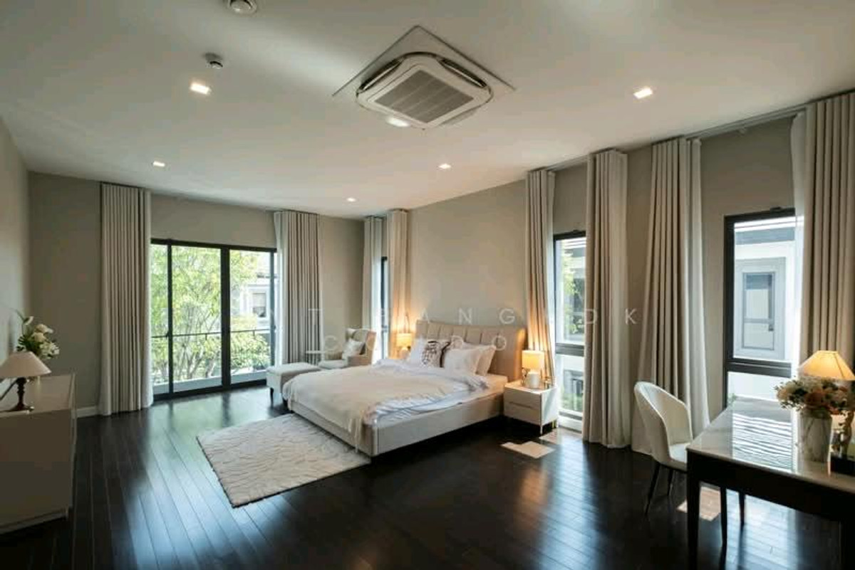ให้เช่าบ้านบางนา แบริ่ง ลาซาล : Grand Bangkok Boulevard Sukhumvit - Srinakarin with pool, 5 mins from Bangkok Pattana Int'l School