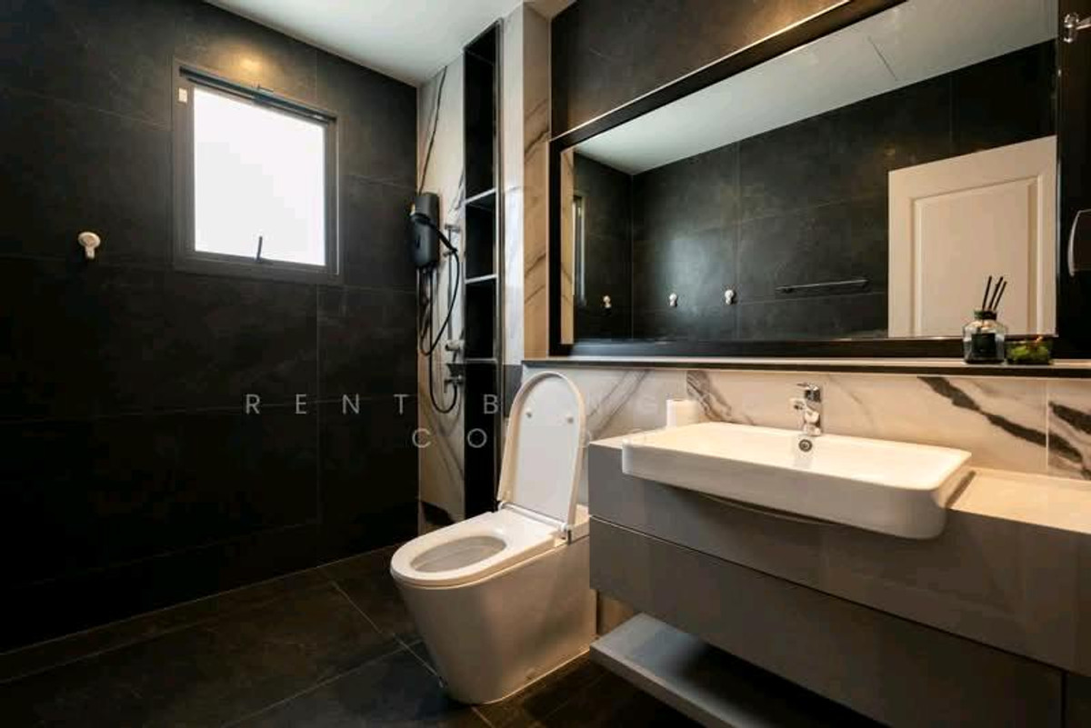 ให้เช่าบ้านบางนา แบริ่ง ลาซาล : Grand Bangkok Boulevard Sukhumvit - Srinakarin with pool, 5 mins from Bangkok Pattana Int'l School