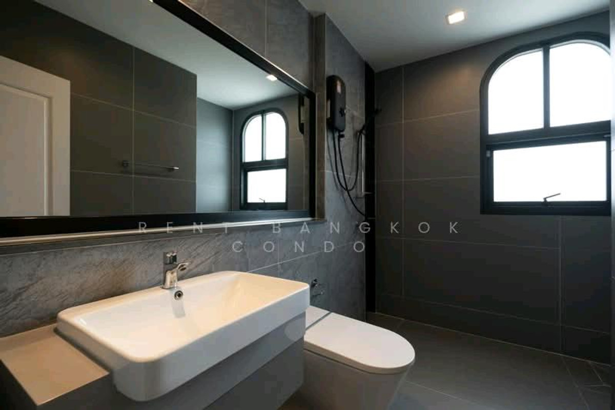 ให้เช่าบ้านบางนา แบริ่ง ลาซาล : Grand Bangkok Boulevard Sukhumvit - Srinakarin with pool, 5 mins from Bangkok Pattana Int'l School