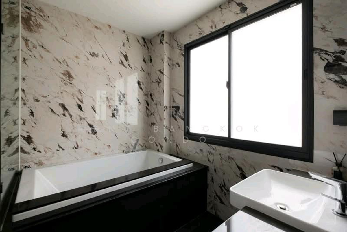 ให้เช่าบ้านบางนา แบริ่ง ลาซาล : Grand Bangkok Boulevard Sukhumvit - Srinakarin with pool, 5 mins from Bangkok Pattana Int'l School