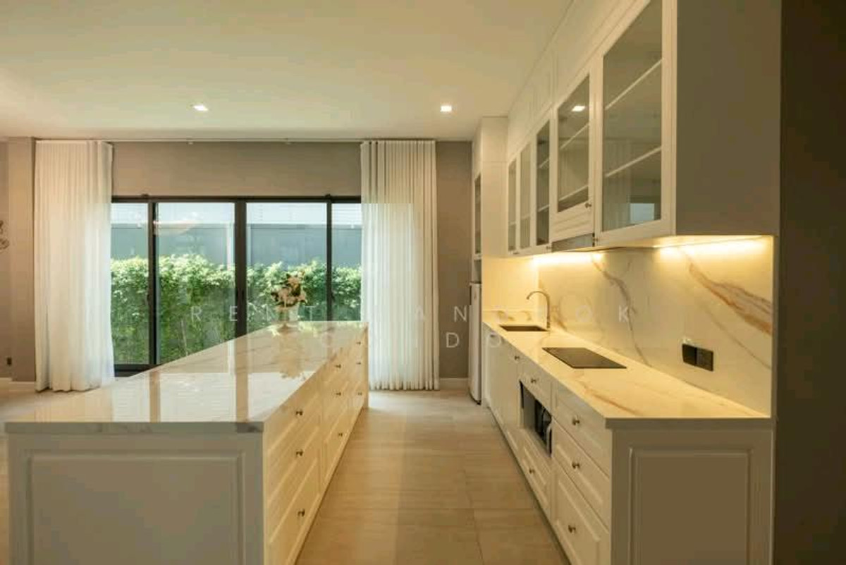 ให้เช่าบ้านบางนา แบริ่ง ลาซาล : Grand Bangkok Boulevard Sukhumvit - Srinakarin with pool, 5 mins from Bangkok Pattana Int'l School