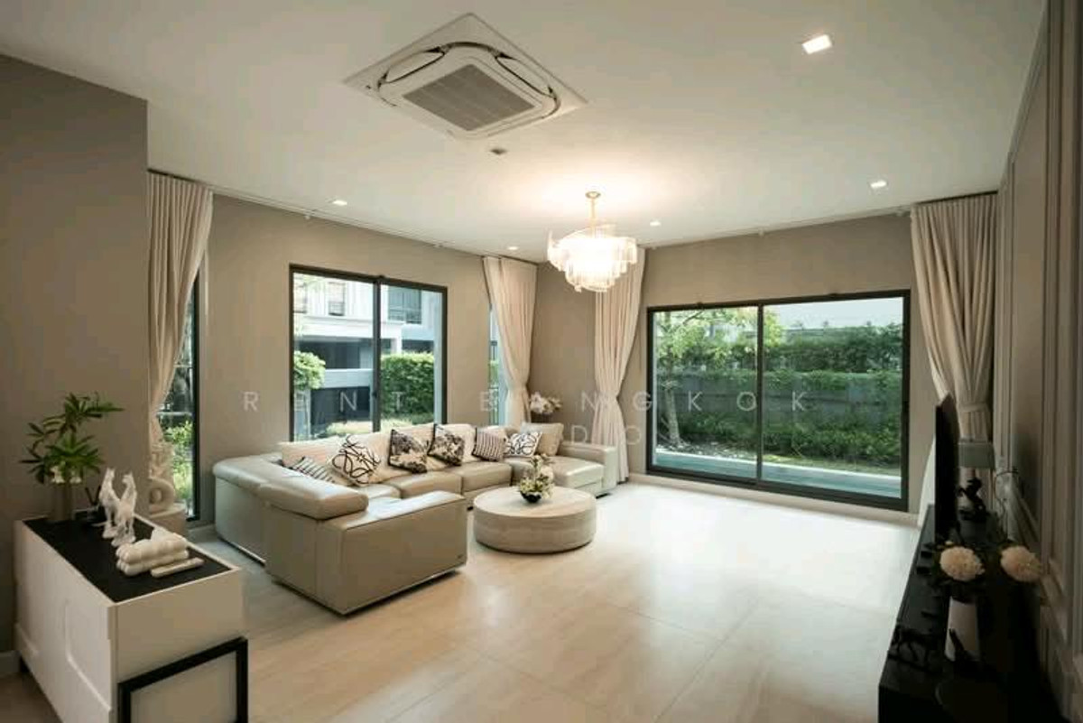 ให้เช่าบ้านบางนา แบริ่ง ลาซาล : Grand Bangkok Boulevard Sukhumvit - Srinakarin with pool, 5 mins from Bangkok Pattana Int'l School