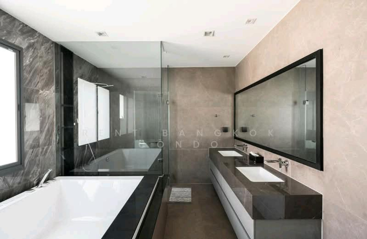 ให้เช่าบ้านบางนา แบริ่ง ลาซาล : Grand Bangkok Boulevard Sukhumvit - Srinakarin with pool, 5 mins from Bangkok Pattana Int'l School