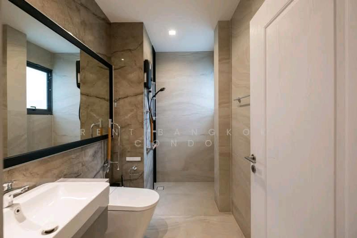 ให้เช่าบ้านบางนา แบริ่ง ลาซาล : Grand Bangkok Boulevard Sukhumvit - Srinakarin with pool, 5 mins from Bangkok Pattana Int'l School