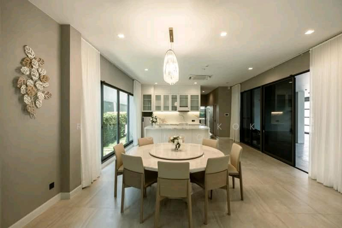 ให้เช่าบ้านบางนา แบริ่ง ลาซาล : Grand Bangkok Boulevard Sukhumvit - Srinakarin with pool, 5 mins from Bangkok Pattana Int'l School