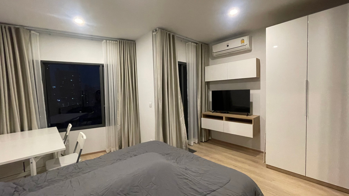 For RentCondoKhlongtoei, Kluaynamthai : Condo for rent, Life Rama 4 - Asoke, near MRT Queen Sirikit Center, only 450 meters.