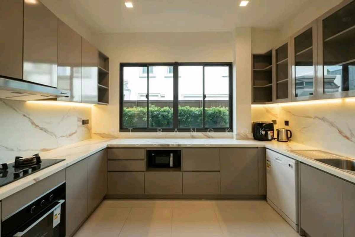 ให้เช่าบ้านบางนา แบริ่ง ลาซาล : Grand Bangkok Boulevard Sukhumvit - Srinakarin with pool, 5 mins from Bangkok Pattana Int'l School