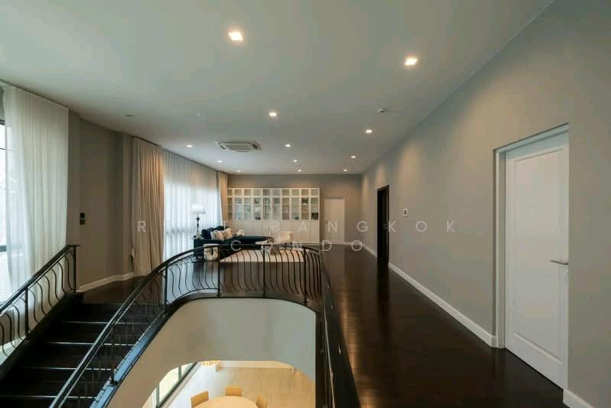 ให้เช่าบ้านบางนา แบริ่ง ลาซาล : Grand Bangkok Boulevard Sukhumvit - Srinakarin with pool, 5 mins from Bangkok Pattana Int'l School