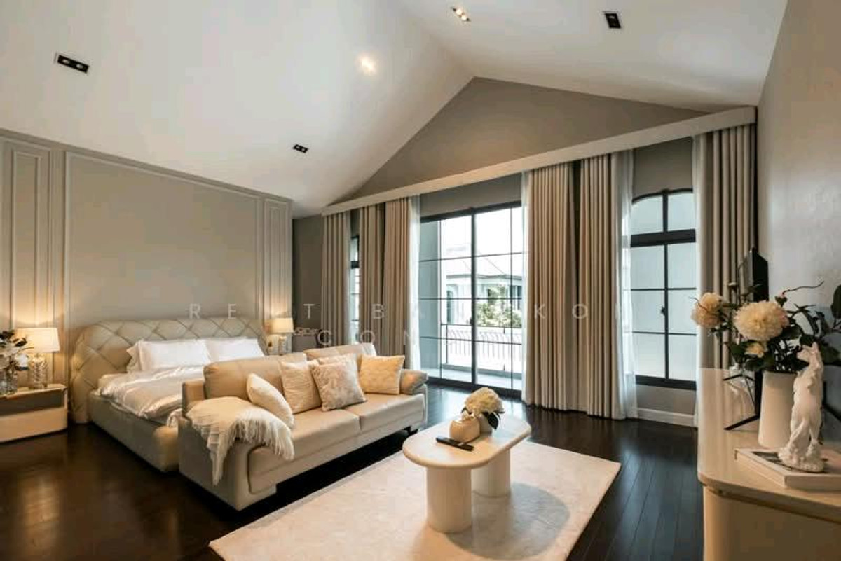 ให้เช่าบ้านบางนา แบริ่ง ลาซาล : Grand Bangkok Boulevard Sukhumvit - Srinakarin with pool, 5 mins from Bangkok Pattana Int'l School