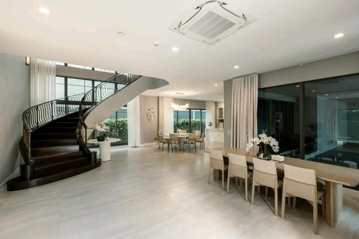 ให้เช่าบ้านบางนา แบริ่ง ลาซาล : Grand Bangkok Boulevard Sukhumvit - Srinakarin with pool, 5 mins from Bangkok Pattana Int'l School