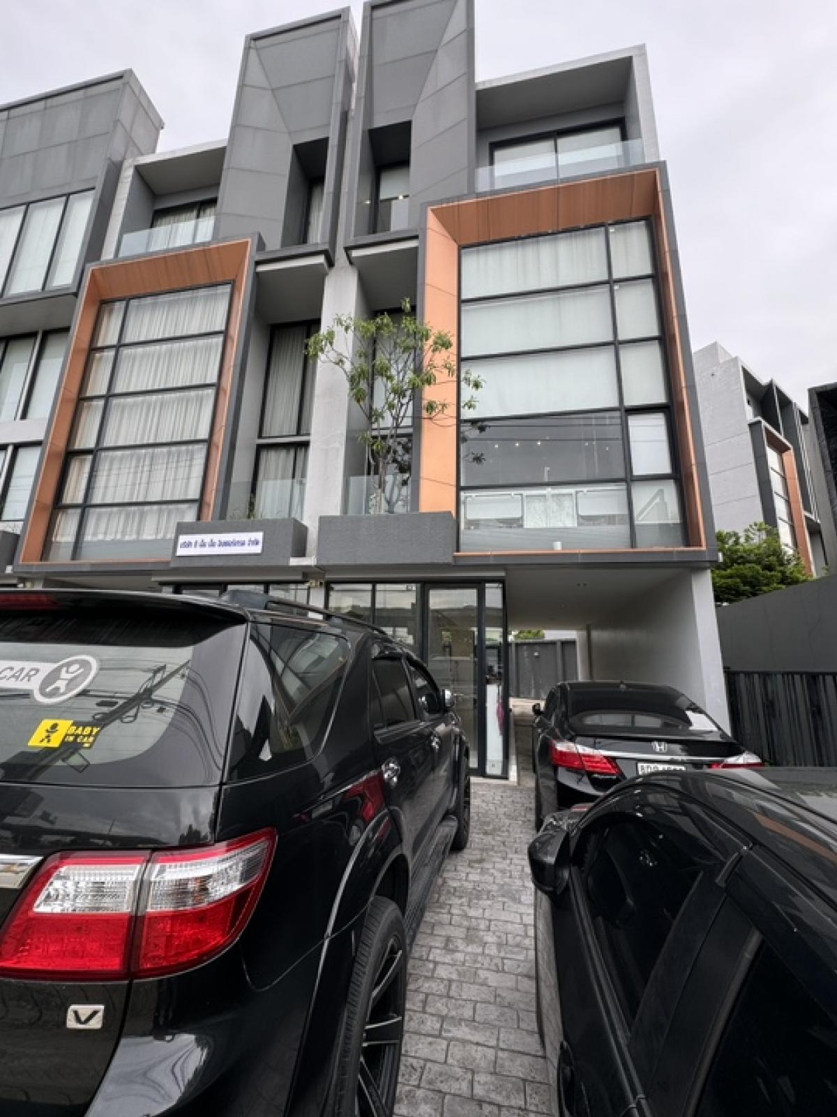 ขายโฮมออฟฟิศพระราม 9 เพชรบุรีตัดใหม่ RCA : อาคารสำนักงาน Altitude Prove - Rama 9 Home Office (อัลติจูด พรูพ - พระราม 9) ขนาดที่ดิน 46 ตารางวา 3 ชั้นครึ่ง  พื้นที่ใช้สอย 427 ตารางเมตร