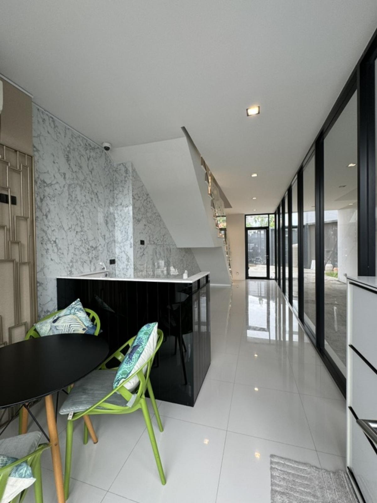 ขายโฮมออฟฟิศพระราม 9 เพชรบุรีตัดใหม่ RCA : อาคารสำนักงาน Altitude Prove - Rama 9 Home Office (อัลติจูด พรูพ - พระราม 9) ขนาดที่ดิน 46 ตารางวา 3 ชั้นครึ่ง  พื้นที่ใช้สอย 427 ตารางเมตร