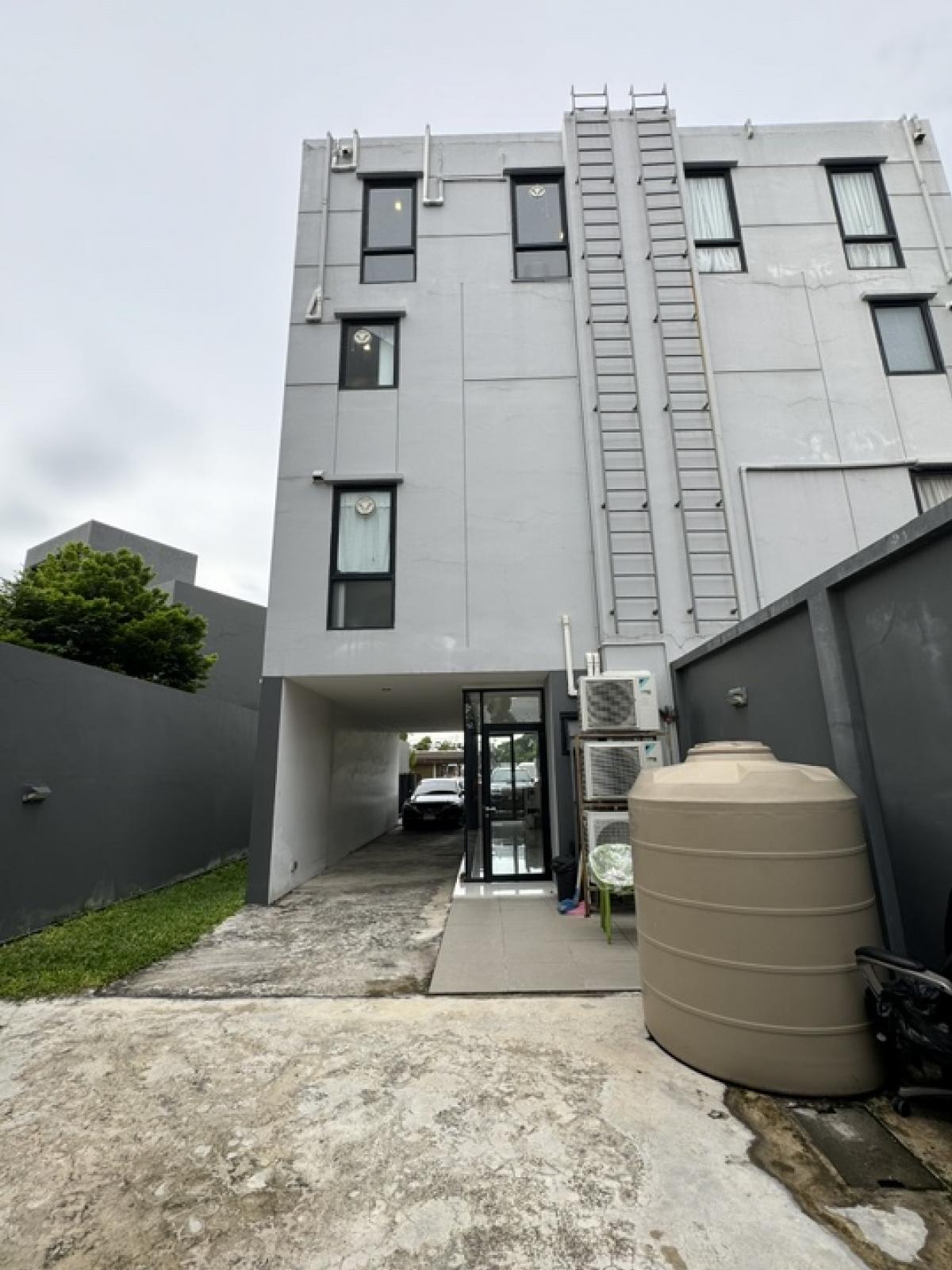 ขายโฮมออฟฟิศพระราม 9 เพชรบุรีตัดใหม่ RCA : อาคารสำนักงาน Altitude Prove - Rama 9 Home Office (อัลติจูด พรูพ - พระราม 9) ขนาดที่ดิน 46 ตารางวา 3 ชั้นครึ่ง  พื้นที่ใช้สอย 427 ตารางเมตร