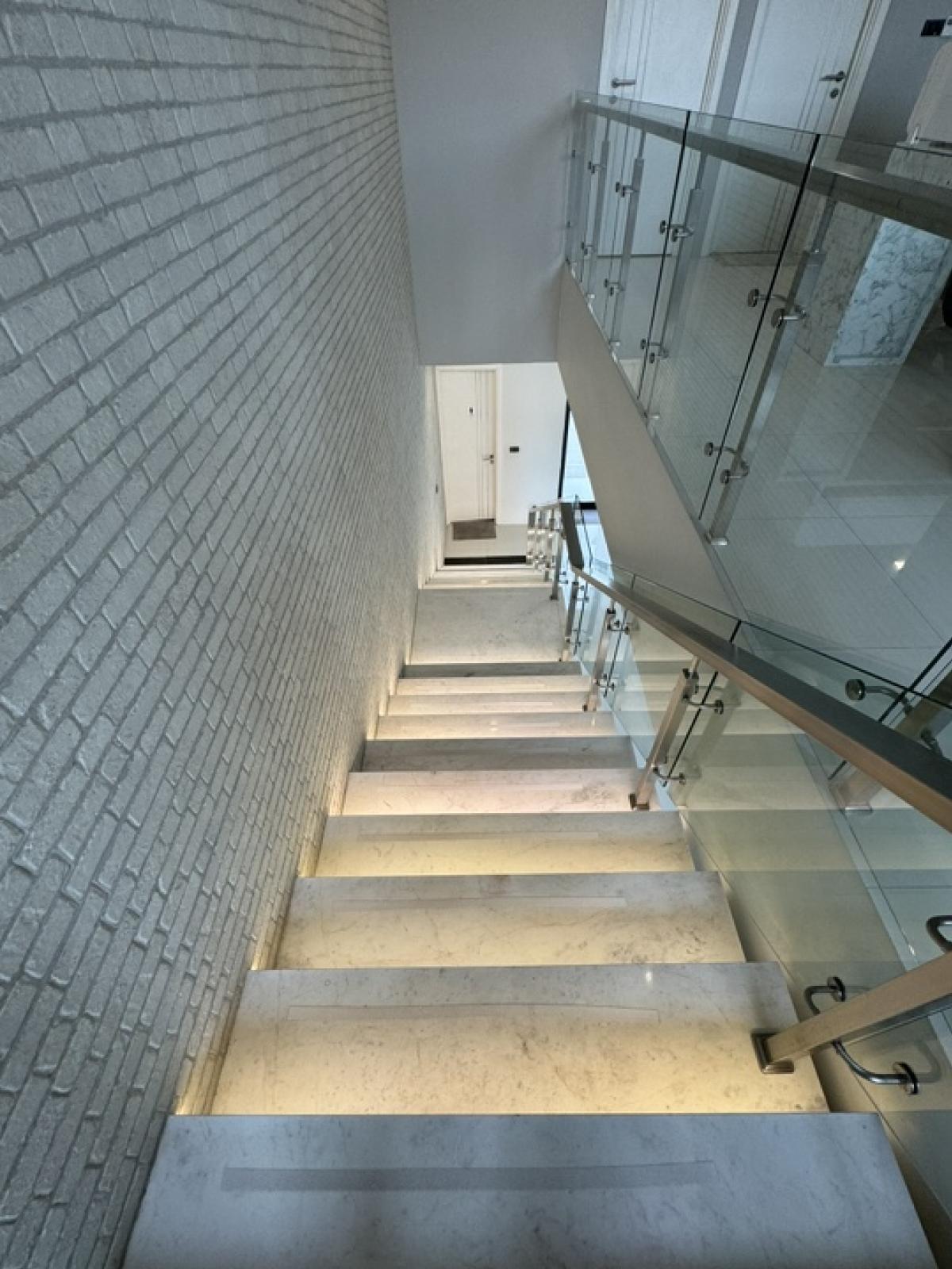 ขายโฮมออฟฟิศพระราม 9 เพชรบุรีตัดใหม่ RCA : อาคารสำนักงาน Altitude Prove - Rama 9 Home Office (อัลติจูด พรูพ - พระราม 9) ขนาดที่ดิน 46 ตารางวา 3 ชั้นครึ่ง  พื้นที่ใช้สอย 427 ตารางเมตร