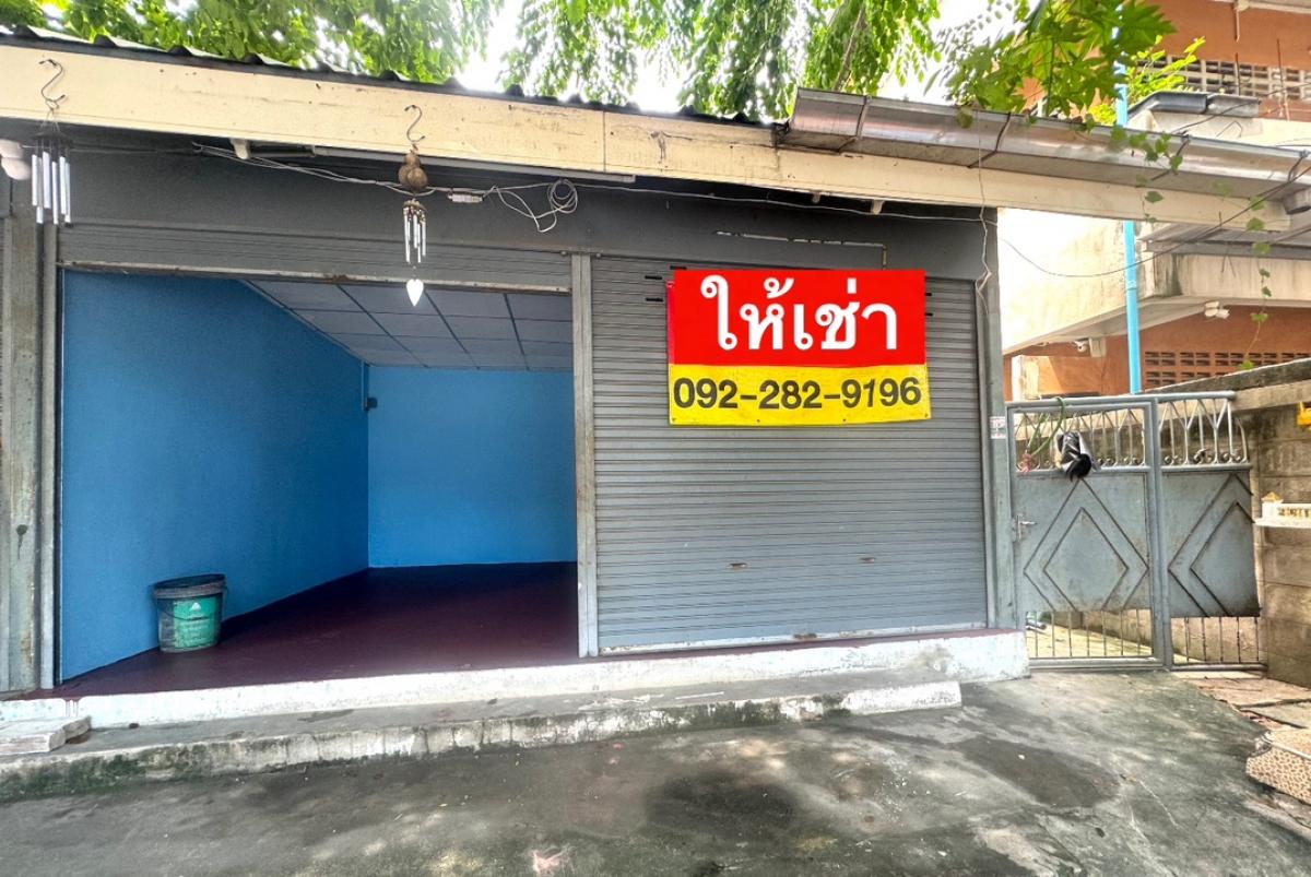 For RentRetail SpacePinklao, Charansanitwong : Rental space for living and selling items as a storefront. Interested room. Call: 0922829196