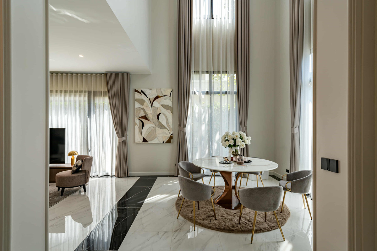 ขาย Cinq Royal Krungthep Kreetha บ้านสุดหรู 3 ชั้น มีลิฟต์ส่วนตัว เนื้อที่ 120 ตร.ว. พื้นที่ใช้สอย 705 ตร.ม. 5 ห้องนอน 6 ห้องน้ำ จอดรถได้ 4 คัน ตกแต่งครบ พร้อมอยู่ Loading...