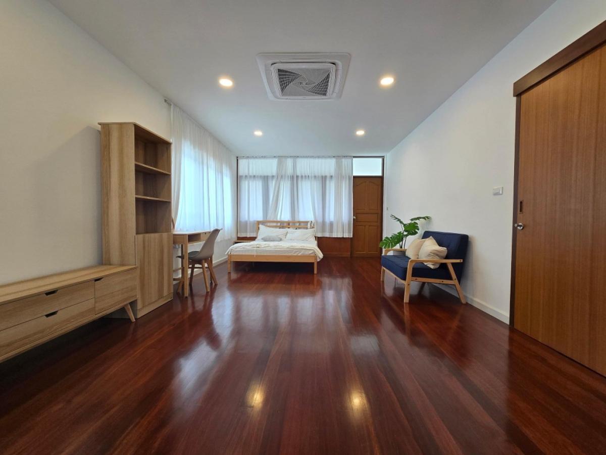 For RentHome OfficeChokchai 4, Ladprao 71, Ladprao 48, : Urgent, very good location!! For rent, very beautiful house, very homey, very livable, Home Office, 2 floors, Soi Lat Phrao 15, size 261 sq m, can park 6-8 cars, can register a company, has a lawn, city location, near MRT