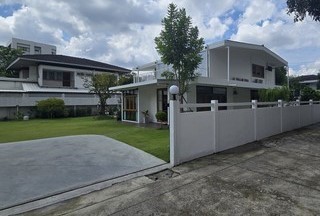 For RentHouseSapankwai,Jatujak : RH1189 House for rent, 2 floors, 261 sq m, 2 bedrooms, 4 bathrooms, parking for 8 cars, Soi Lat Phrao 15, has a lawn, city location, near MRT