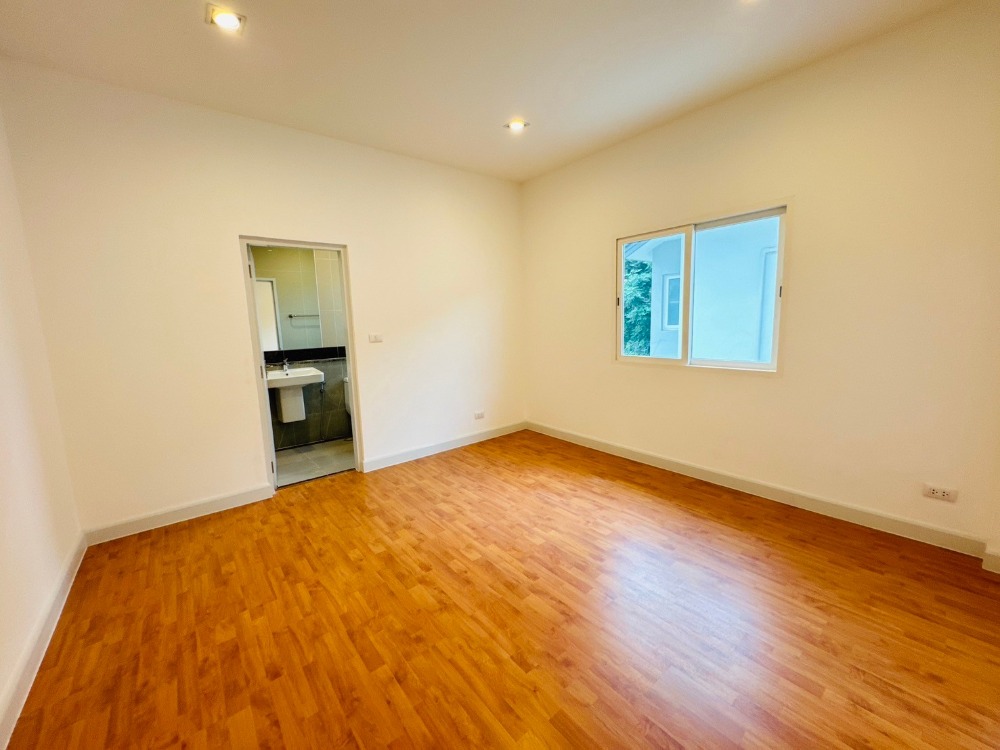 ขายบ้านปิ่นเกล้า จรัญสนิทวงศ์ : ขายบ้านเดี่ยว เดอะ แกรนด์ ปิ่นเกล้า 4 ห้องนอน 4 ห้องน้ำ 4 จอดรถ บนที่ดิน 100 ตร.วา บ้านผนังกระจก เชื่อมสวนข้างบ้าน โปร่งสบาย เดินทางสะดวก ติดถนนใหญ่ ปิ่นเกล้า-บรมราชชนนี