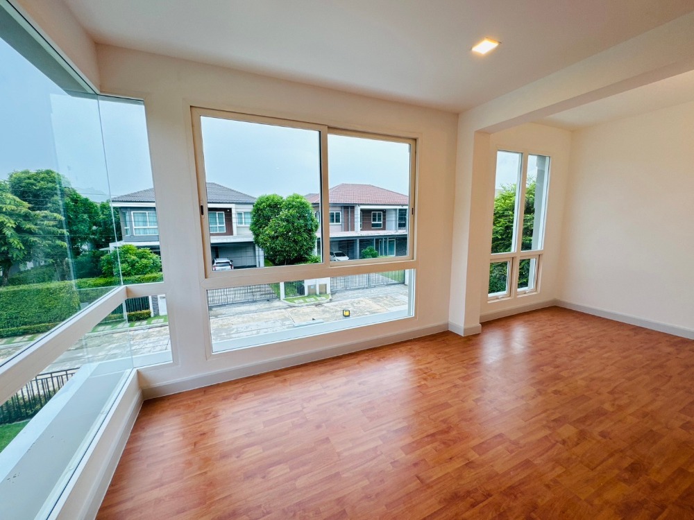 ขายบ้านปิ่นเกล้า จรัญสนิทวงศ์ : ขายบ้านเดี่ยว เดอะ แกรนด์ ปิ่นเกล้า 4 ห้องนอน 4 ห้องน้ำ 4 จอดรถ บนที่ดิน 100 ตร.วา บ้านผนังกระจก เชื่อมสวนข้างบ้าน โปร่งสบาย เดินทางสะดวก ติดถนนใหญ่ ปิ่นเกล้า-บรมราชชนนี