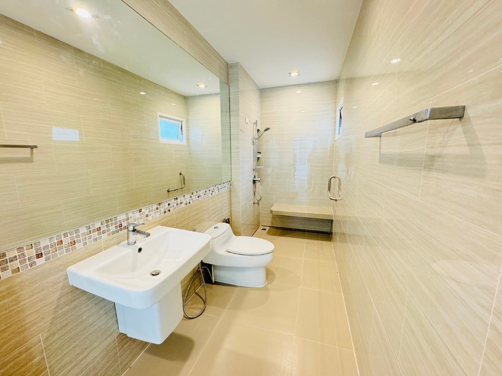 ขายบ้านปิ่นเกล้า จรัญสนิทวงศ์ : ขายบ้านเดี่ยว เดอะ แกรนด์ ปิ่นเกล้า 4 ห้องนอน 4 ห้องน้ำ 4 จอดรถ บนที่ดิน 100 ตร.วา บ้านผนังกระจก เชื่อมสวนข้างบ้าน โปร่งสบาย เดินทางสะดวก ติดถนนใหญ่ ปิ่นเกล้า-บรมราชชนนี