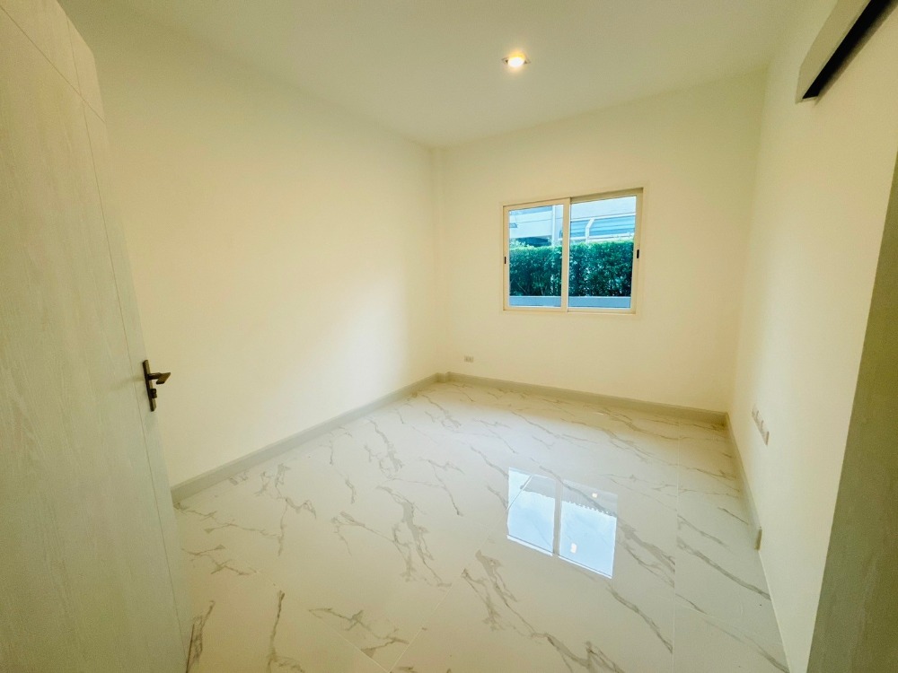 ขายบ้านปิ่นเกล้า จรัญสนิทวงศ์ : ขายบ้านเดี่ยว เดอะ แกรนด์ ปิ่นเกล้า 4 ห้องนอน 4 ห้องน้ำ 4 จอดรถ บนที่ดิน 100 ตร.วา บ้านผนังกระจก เชื่อมสวนข้างบ้าน โปร่งสบาย เดินทางสะดวก ติดถนนใหญ่ ปิ่นเกล้า-บรมราชชนนี