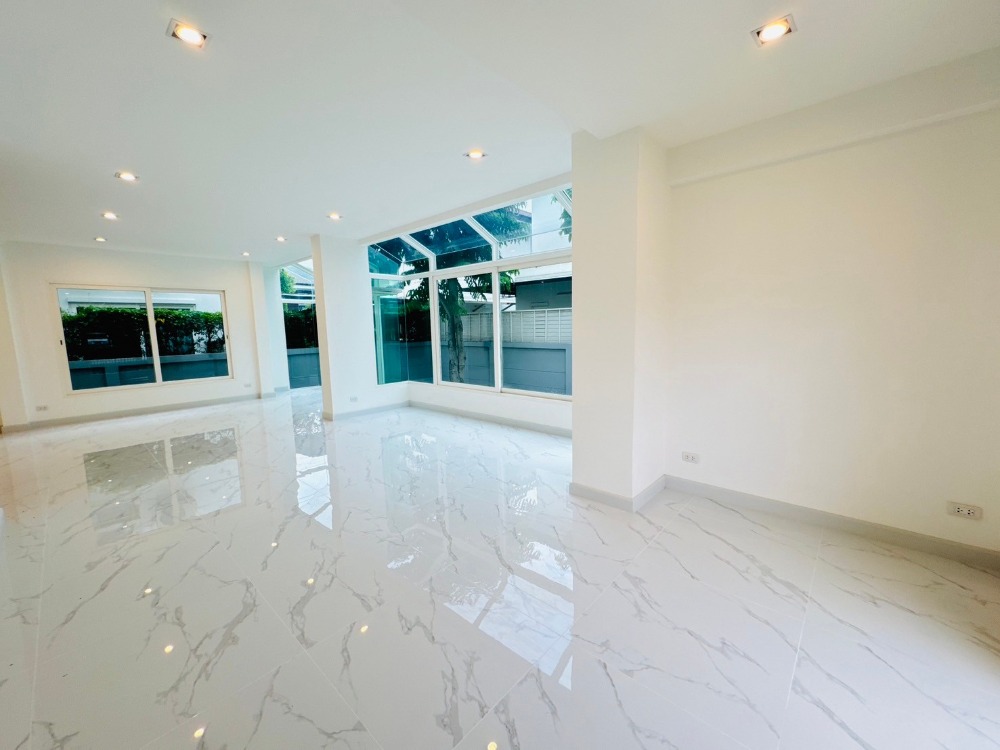 ขายบ้านปิ่นเกล้า จรัญสนิทวงศ์ : ขายบ้านเดี่ยว เดอะ แกรนด์ ปิ่นเกล้า 4 ห้องนอน 4 ห้องน้ำ 4 จอดรถ บนที่ดิน 100 ตร.วา บ้านผนังกระจก เชื่อมสวนข้างบ้าน โปร่งสบาย เดินทางสะดวก ติดถนนใหญ่ ปิ่นเกล้า-บรมราชชนนี