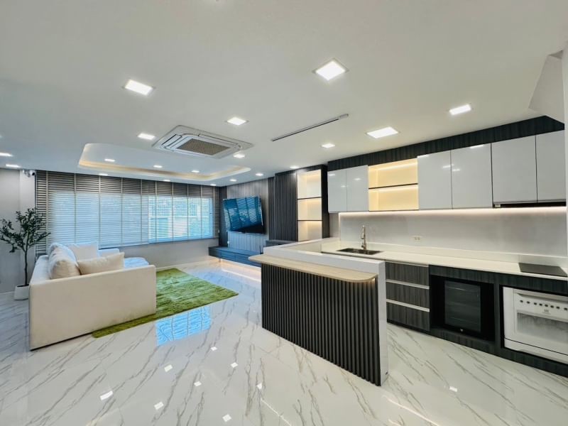 ขายบ้านรัชดา ห้วยขวาง : ขายบ้านพร้อมอยู่ หลังมุม ติดถนน 2 ด้าน ทำเลรัชดา 18 แต่งใหม่ทั้งหลัง ทำเลดีมาก ใกล้ MRT ของแถมเพียบ