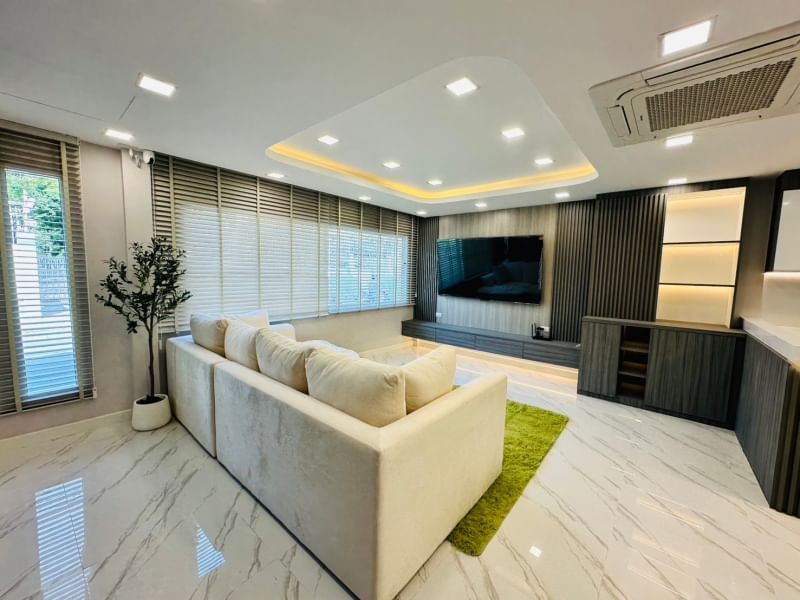 ขายบ้านรัชดา ห้วยขวาง : ขายบ้านพร้อมอยู่ หลังมุม ติดถนน 2 ด้าน ทำเลรัชดา 18 แต่งใหม่ทั้งหลัง ทำเลดีมาก ใกล้ MRT ของแถมเพียบ