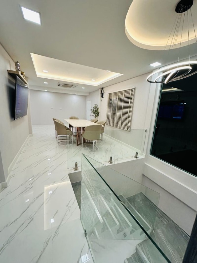 ขายบ้านรัชดา ห้วยขวาง : ขายบ้านพร้อมอยู่ หลังมุม ติดถนน 2 ด้าน ทำเลรัชดา 18 แต่งใหม่ทั้งหลัง ทำเลดีมาก ใกล้ MRT ของแถมเพียบ