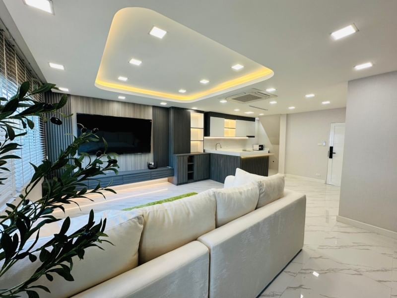 ขายบ้านรัชดา ห้วยขวาง : ขายบ้านพร้อมอยู่ หลังมุม ติดถนน 2 ด้าน ทำเลรัชดา 18 แต่งใหม่ทั้งหลัง ทำเลดีมาก ใกล้ MRT ของแถมเพียบ