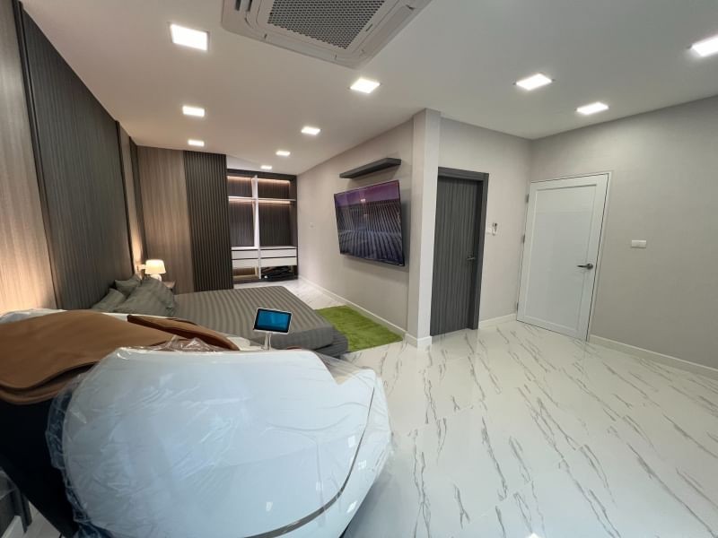 ขายบ้านรัชดา ห้วยขวาง : ขายบ้านพร้อมอยู่ หลังมุม ติดถนน 2 ด้าน ทำเลรัชดา 18 แต่งใหม่ทั้งหลัง ทำเลดีมาก ใกล้ MRT ของแถมเพียบ