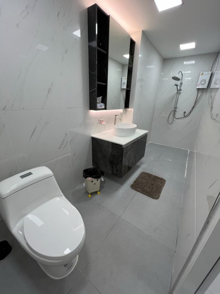 ขายบ้านรัชดา ห้วยขวาง : ขายบ้านพร้อมอยู่ หลังมุม ติดถนน 2 ด้าน ทำเลรัชดา 18 แต่งใหม่ทั้งหลัง ทำเลดีมาก ใกล้ MRT ของแถมเพียบ