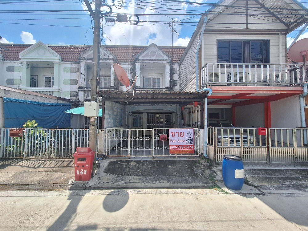 For SaleTownhomeNawamin, Ramindra : 2-story townhouse for sale, Rung Rueang House Village, Soi Phahonyothin 54, near BTS Saphan Mai.
