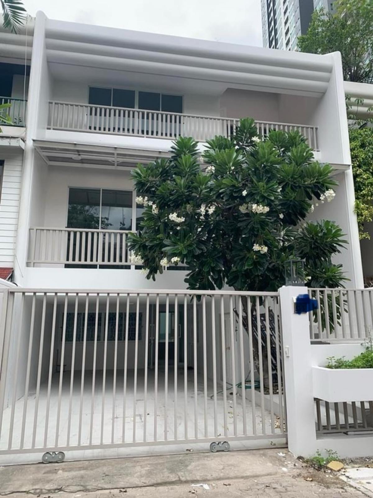 ขายทาวน์โฮมสุขุมวิท อโศก ทองหล่อ : 📢👇ขาย Townhouse 3 ชั้น 8 ระดับ ใจกลางกรุงเทพ ตั้งอยู่ในพื้นที่ Em District