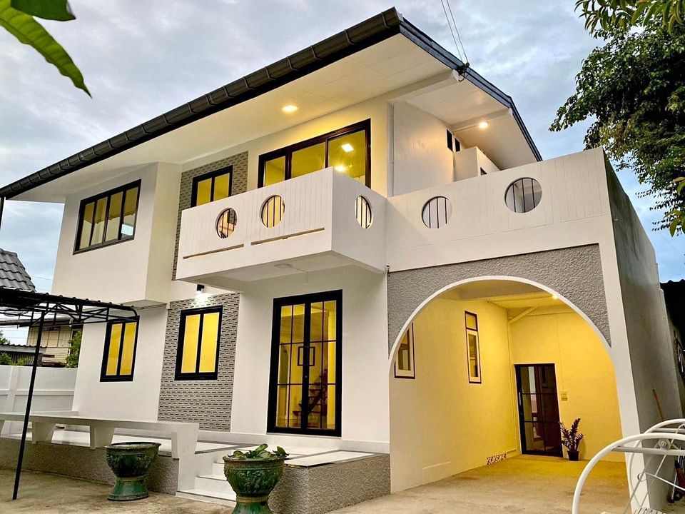 For RentHouseNakhon Pathom : For rent: 2 single houses, Nakhon Pathom Province, land area 100 square meters, 4 bedrooms, 2 bathrooms, 6 parking spaces, beautiful house ready to move in, office, beauty salon, Nursing Home