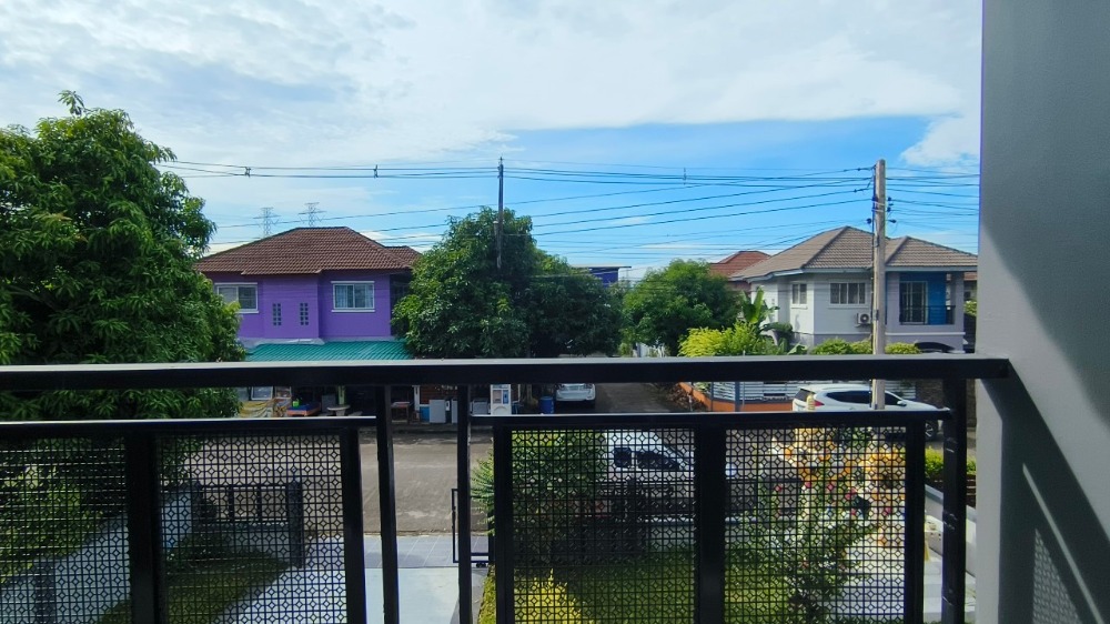 For SaleHousePathum Thani,Rangsit, Thammasat : Single house on the main road, newly renovated, ready to move in, quiet atmosphere, not crowded