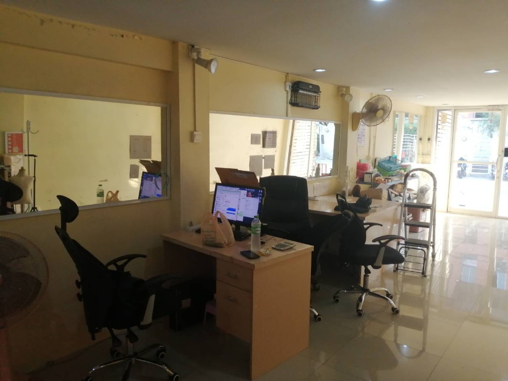 ขายอาคารพาณิชย์แจ้งวัฒนะ เมืองทอง : อาคารพาณิชย์ 3 ชั้น ต.บ้านใหม่ อ.ปากเกร็ด ทำเลค้าขาย ราคาต่ำกว่าทุน